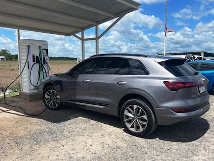 Audi e-tron en el cargador de Colón