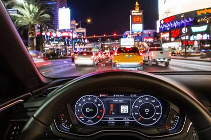 Audi está probando un sistema para que los autos sepan cuánto falta para que cambie el semáforo
