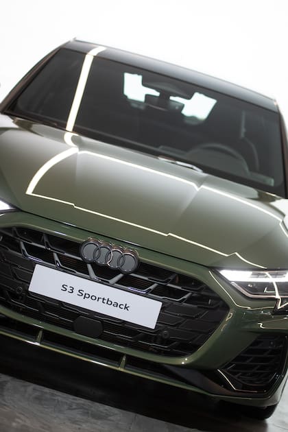 Audi S3 Sportback: potencia y agilidad en formato compacto. Con su motor naftero de 333CV y suspensión deportiva, ofrece una experiencia de conducción emocionante, ideal para quienes buscan performance y emoción al volante.