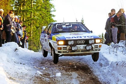 Audi se estrenará en Fórmula 1 pero no es nueva en el automovilismo; en acción, el sueco Stig Blomqvist, campeón mundial de rally en 1984, año en que la casa germana selló su segundo titulo de campeón de constructores.