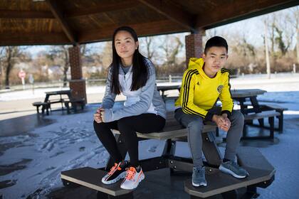 Audrey, 14, y Sam, 12, hermano y hermana, participan en el ensayo clínico de Pfizer en Cincinnati, en un parque de la ciudad el 3 de febrero de 2021