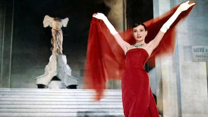 Audrey Hepburn en una escena icónica de La Cenicienta en París (Funny Face)