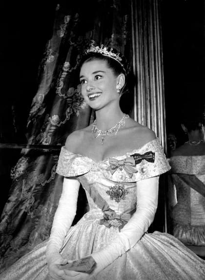 Audrey Hepburn interpretó a una princesa de un país remoto, de Europa del Este. En Argentina, la película se llamó La princesa que quería vivir.