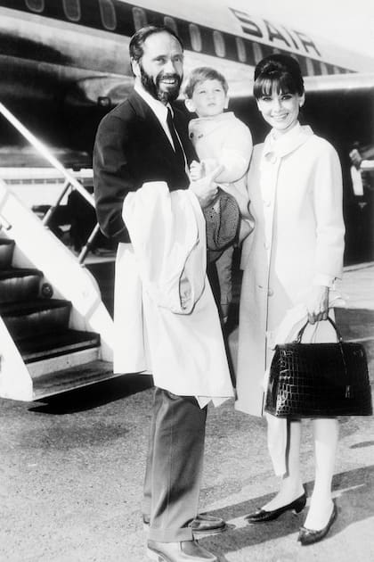Audrey Hepburn luego de un viaje a Nueva York con su marido Mel Ferrer y su hijo Sean