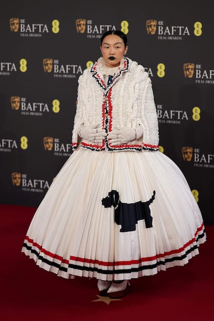 Audrey Nuna, una de las voces originales de la celebrada película de animación Las guerreras del K-Pop, posa en los Bafta con su particular atuendo creado por Thom Browne, el diseñador que la vistió durante toda la temporada de premios