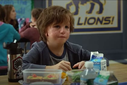 Auggie Pullman, el protagonista de Extraordinario, atraviesa crueles situaciones en la escuela, a la que asiste por primera vez, después de haber estudiado en su hogar hasta los diez