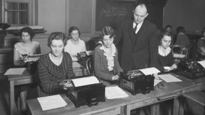 August Dvorak -visto aquí enseñando una clase de mecanografía- fue profesor de educación en la Universidad de Washington, en Seattle