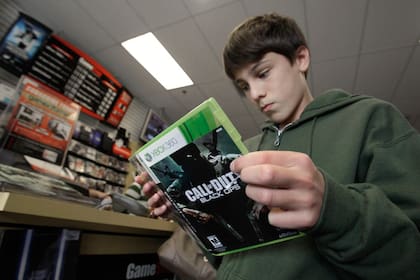Augustine Sewell, de 13, con la caja de Call of Duty: Black Ops. El sitio de noticias Cubadebate criticó una de sus misiones, que consiste en matar a Fidel Castro
