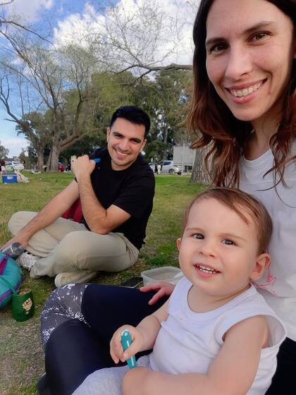 Augusto Aguirre y Gabriela Trofimovih junto a su hijo