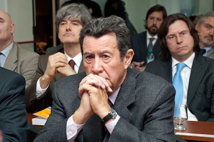 Augusto Alasino, en tiempos de senador nacional por Entre Ríos, propuso que las entidades que adoptaran el tipo SAD se administraran mediante presupuestos y contabilidades separadas para el deporte amateur y para el deporte profesional