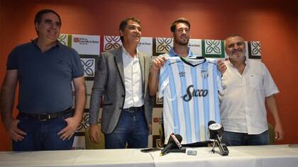 Augusto Batalla posa con su nueva camiseta