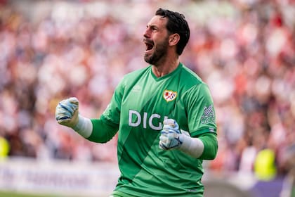 Augusto Batalla se consolidó hace tiempo como arquero de Rayo Vallecano, este jueves sostuvo el 1-0 parcial sobre AEK con una atajada fantástica.