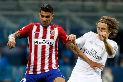 Augusto Fernández frente a Modric, en el clásico madrilista