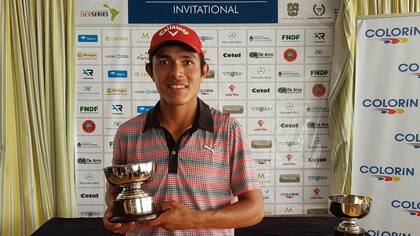 Augusto Nùñez, con el trofeo del Andrés Romero Invitational