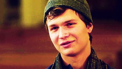 Augustus en su pre funeral en Bajo la misma estrella