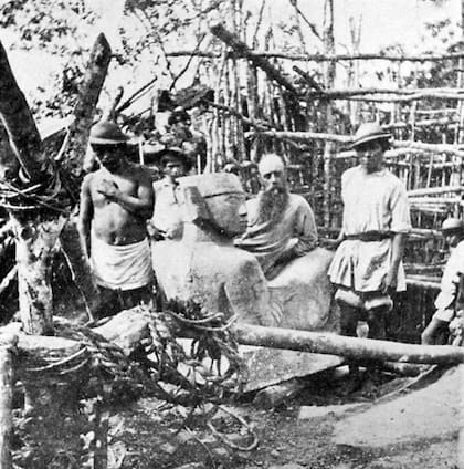 Augustus Le Plongeon desenterró el chac mool de Chechen Itzá en 1875.