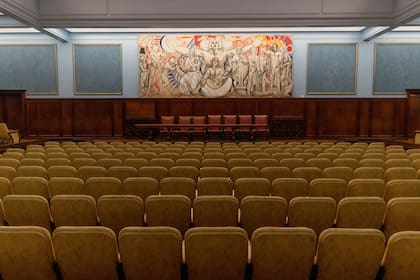 Aula Magna. Con capacidad para 330 personas. Contiene la obra “Mater-Materia”, del artista mexicano Daniel Manrique, donado por Abuelas de Plaza de Mayo.