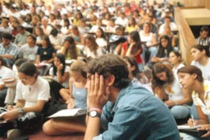 Aulas abarrotadas de alumnos, en el ingreso a la Facultad de Medicina en La Plata