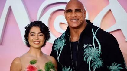 Auli'i Cravalho y Dwayne Johnson estuvieron presentes durante el estreno de la película en Londres