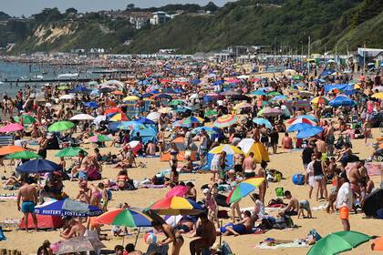 Aumentan las preocupaciones en Reino Unido por la aglomeración de personas en las playas, lo que podría llevar a un rebrote de coronavirus