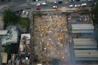 Un crematorio en pleno centro de la ciudad de Nueva Delhi incinera cientos de cuerpos por día