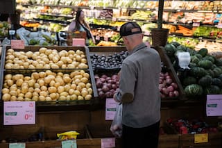 Aumentan precios al productor en EEUU; comercios presionados a pasarlos a consumidores