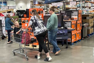 Aumentan ventas minoristas en EE.UU., pero el gasto fue en gran parte a pagar por gasolina