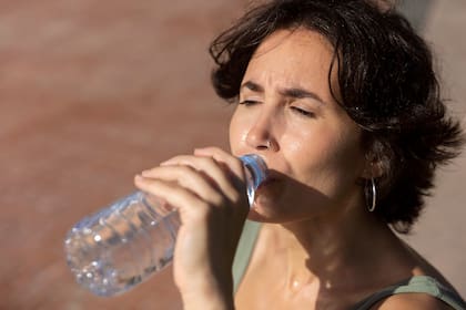 Aumentar el consumo de agua sin esperar a tener sed para mantener una hidratación adecuada es una de las recomendaciones