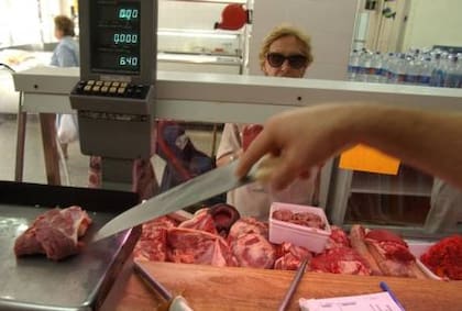 En la BCR estimaron que “el consumo aparente en el mercado doméstico, que en el caso del ganado bovino se calcula como un saldo entre la cantidad producida y la exportada, rondará los 2,2 millones de toneladas (res c/ hueso equivalente); es decir, un 9% por debajo del año actual y un 3% por detrás del promedio de cinco años”