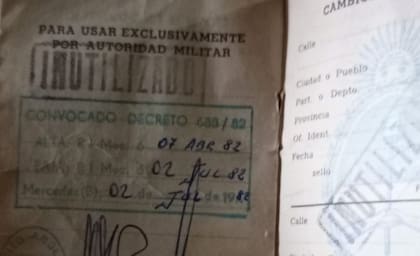 Aun conserva el DNI donde se constata su baja del Ejército