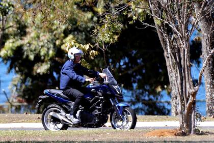 Bolsonaro, en moto, en la residencia presidencial
