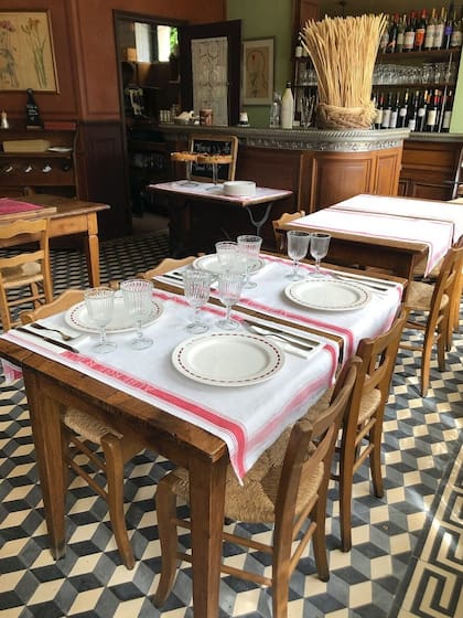 Aún hoy se puede comer en la posada donde vivió Van Gogh de miércoles a domingo entre las 12 y las 18. Ofrecen embutidos finos y quesos en tablas para compartir, platos de comida de estilo bodegón y pastelería. Es preciso reservar.