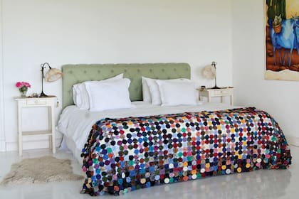 Aún pintado de blanco, este dormitorio tiene una inconfundible atmósfera rural, matizada por la mezcla de romanticismo y modernidad en la decoración.