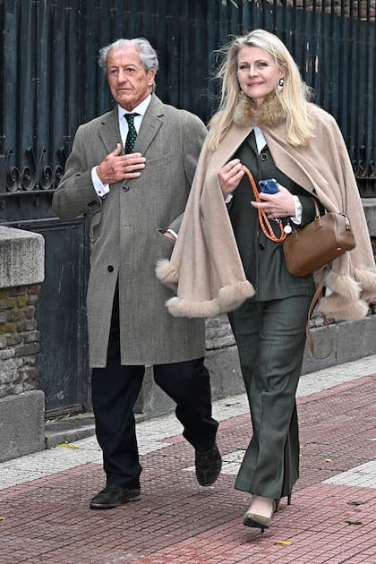 Aun separados desde hacía mucho tiempo (él tuvo una hija, Chloé, con otra pareja, Helen Wendel), Junot y Nina siguieron frecuentándose. Aquí, en 2024 durante un paseo juntos por Madrid