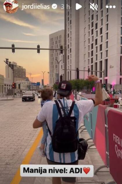 Aún sin tener entradas, el influencer Jordi Elías fue con todo su optimismo al banderazo de los argentinos en la previa de la Argentina versus Polonia