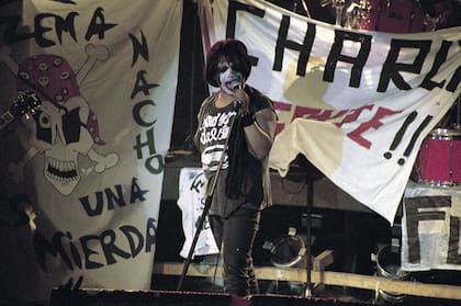 AUN TE RECUERDO Ricky con Flema en Cemento, durante su último show, el 25 de mayo de 2002, días antes de su muerte.
