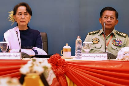 Aung San Suu Kyi y el jefe militar General Min Aung Hlaing durante un encuentro en 2018. Suu Kyi fue detenida en febrero cuando el ejército dio un golpe de Estado, el mismo día en que debía reabrirse el Parlamento. 