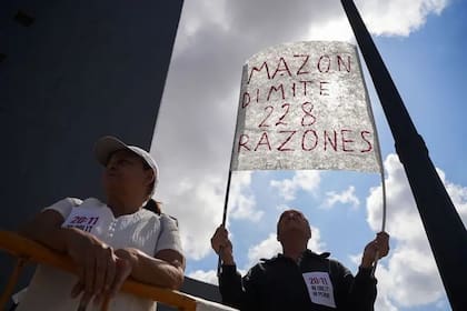 Aunque algunos familiares de víctimas querrían que la justicia actúe contra el presidente de la Comunidad Valenciana, Carlos Mazón, la jueza Ruiz no puede investigarlo debido a que él disfruta de protección legal por ser diputado regional.