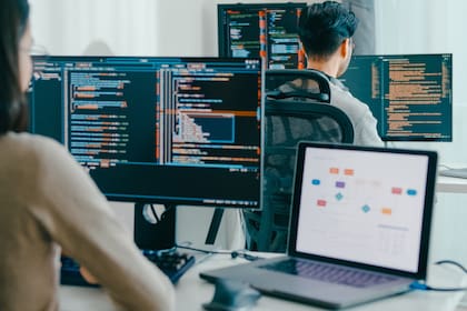 Aunque algunos rubros vinculados a servicios intensivos en conocimiento —como informática— mostraron expansión, no alcanzaron para compensar la pérdida de empleo en las actividades tradicionales