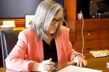 Aunque Arizona es un estado tradicionalmente "antimigrante", la gobernadora demócrata Katie Hobbs cambió paulatinamente esta perspectiva