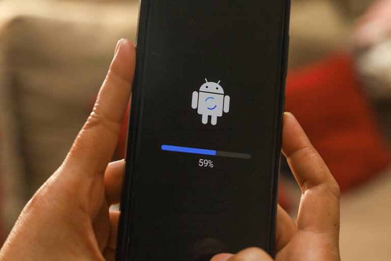 Cuidado: así se elimina la memoria caché de un celular Android, pero no siempre es una buena idea