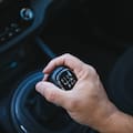Por qué todavía puede convenir comprar un auto con caja manual
