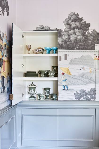 Aunque conservó la mayoría de los detalles originales de la casa, O'Connell reconfiguró las estanterías empotradas del comedor creando puertas giratorias, lo que permitió una mayor extensión de papel tapiz