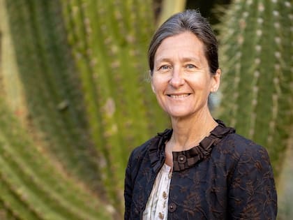 Aunque, debido a la carga genética, hay personas que son más vulnerables que otras a las adicciones, según Lembke todos podemos volvernos adictos a una sustancia o a un comportamiento.