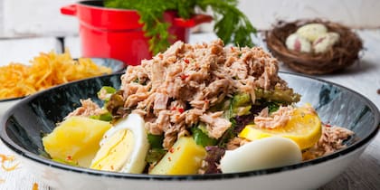 Aunque el atún es rico en vitaminas B6 y B12, que benefician la salud inmunológica y nerviosa, tiene un contenido limitado de omega-3 y puede contener niveles altos de mercurio (Archivo)