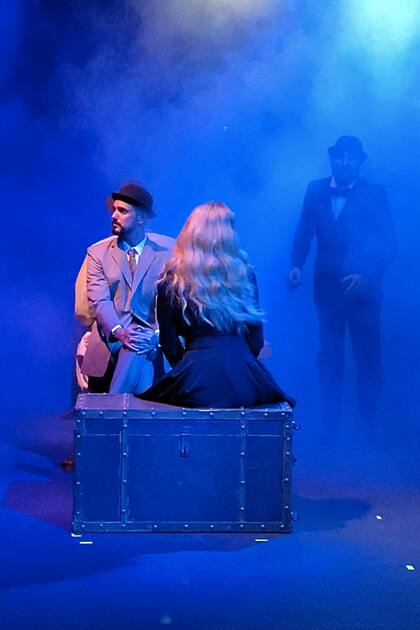 Aunque el clima de suspenso invade la atmósfera de Los 39 escalones, el disparate gana la partida