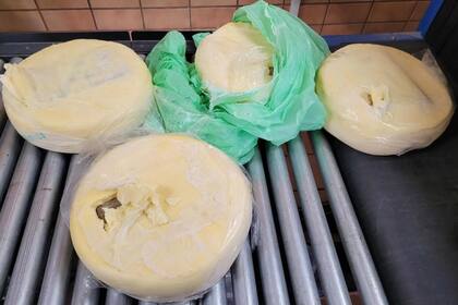 Aunque el conductor itió llevar cuatro hormas de queso, los agentes fronterizos decidieron investigar más sobre la carga