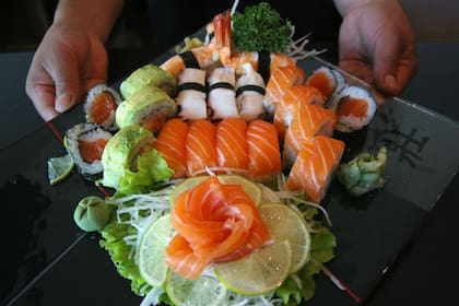 La moda del sushi aumentó considerablemente el consumo de pescado pero con el salmón como monopolio. La especie exótica introducida por empresas noruegas en Chile y producida de manera industrial es figurita repetida en las cartas de toda Argentina.