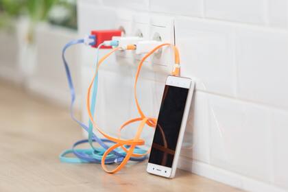 Aunque el consumo en espera suele ser bajísimo, no está de más desenchufar los cargadores cuando no están en uso para evitar el consumo "vampiro"