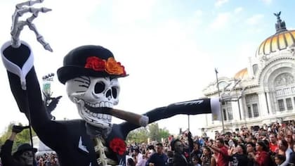 Aunque el Día de Muertos en México se concentra actualmente en el 1 y 2 de noviembre, las celebraciones tradicionales se prolongaban por dos meses